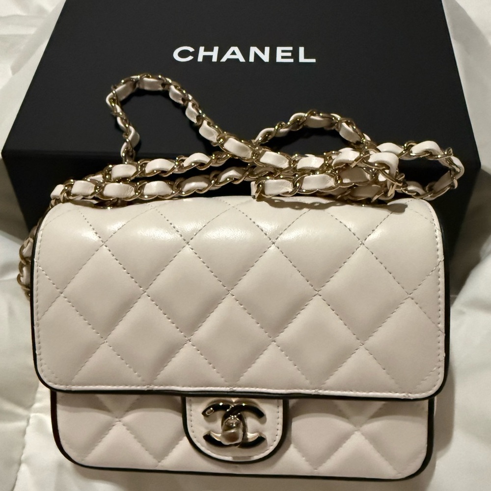 CHANEl White Leather Shoulder/Crossbody Bag - Picture 6 of 8